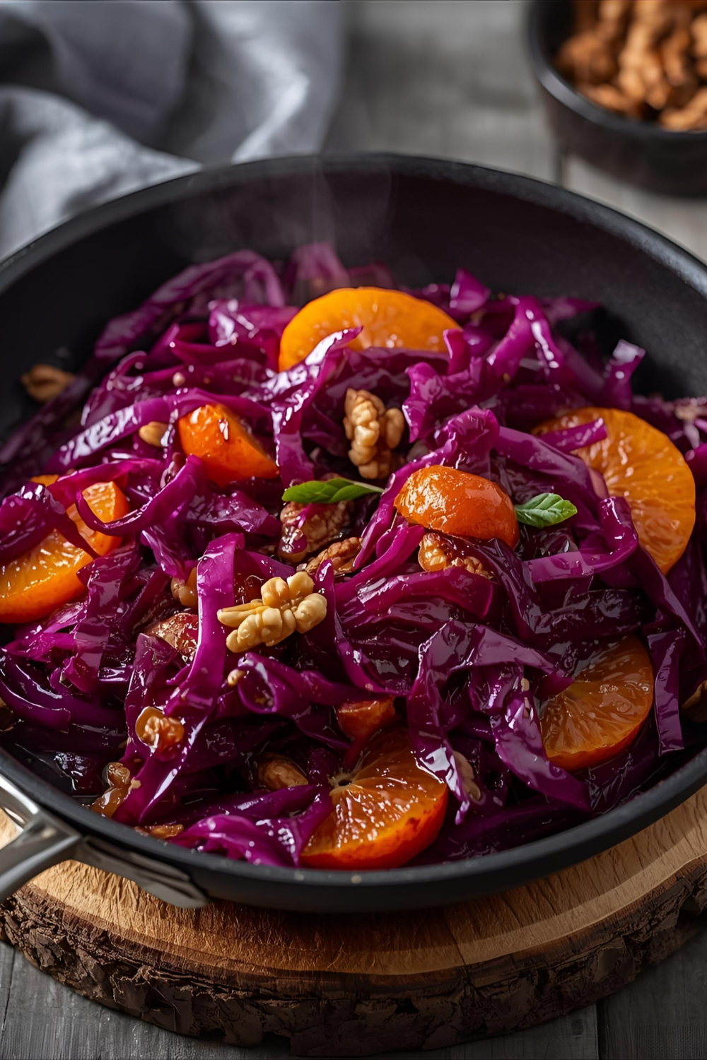 Blitz-Rotkohl-Pfanne mit Orangen & Walnüssen – schnell, winterlich &&nbsp;gesund