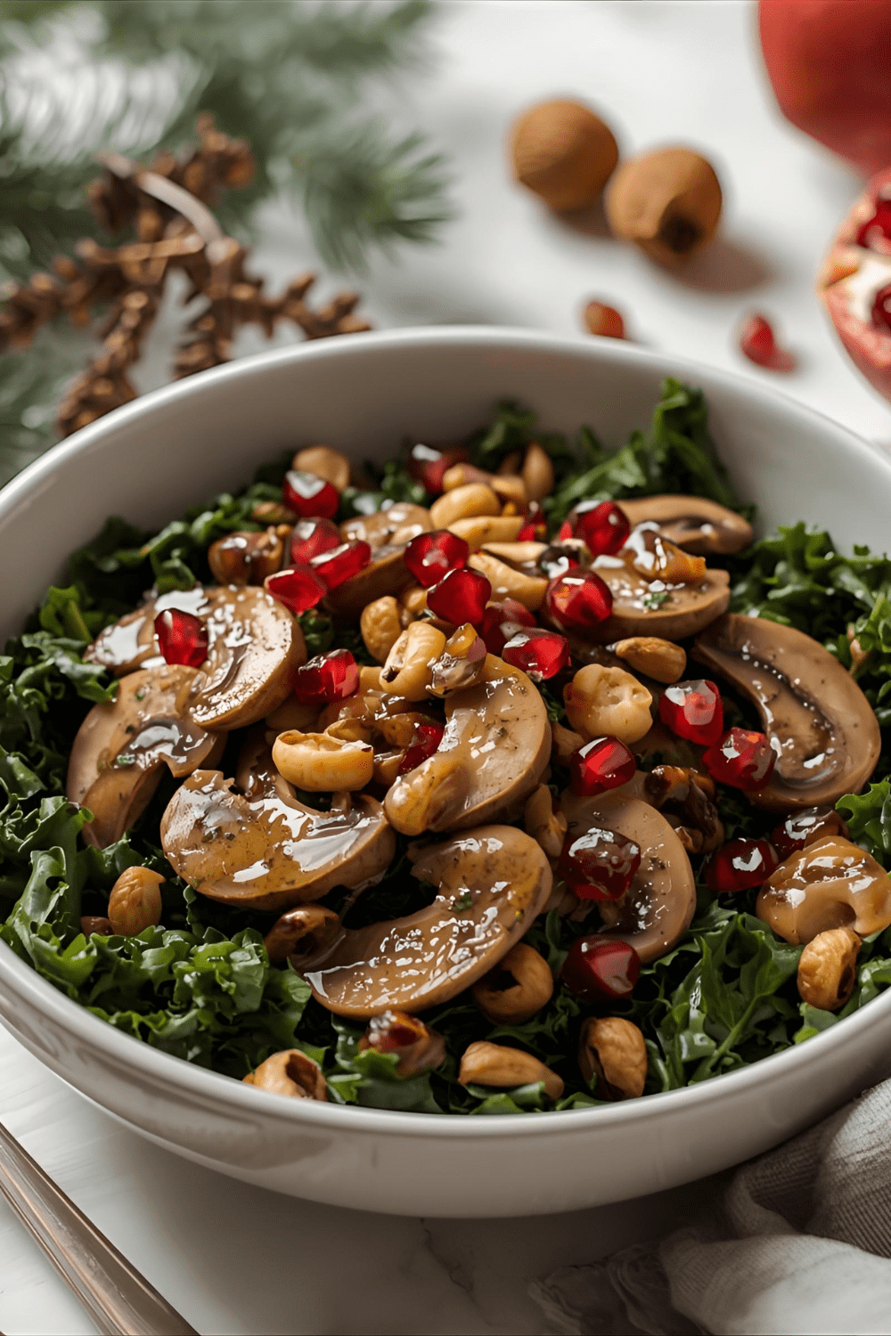 Grünkohl-Pilz-Bowl mit gerösteten Haselnüssen und Granatapfel – winterlich, gesund & voller&nbsp;Power
