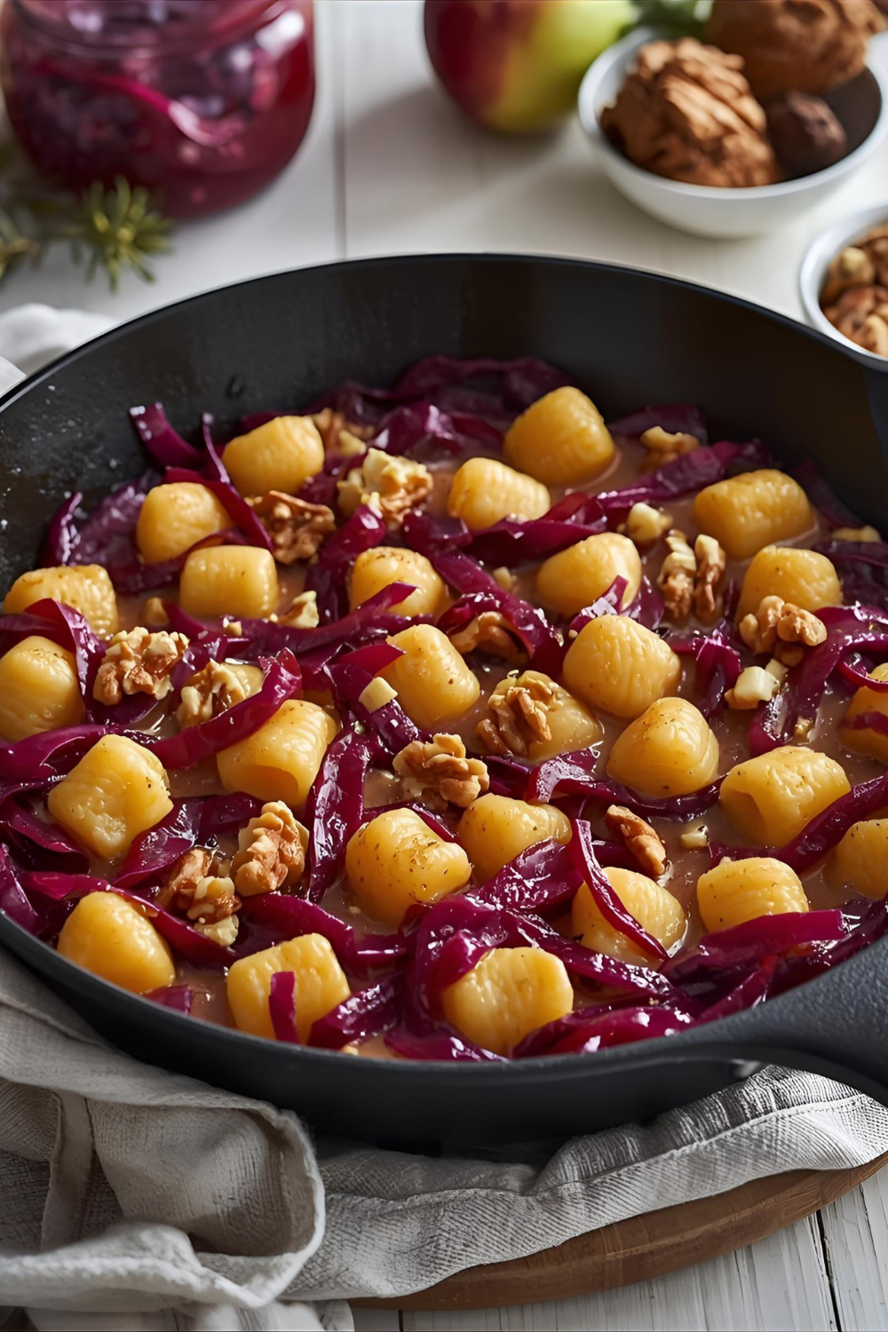 Winterliche Gnocchi-Pfanne mit Rotkohl – blitzschnelle Feierabendküche (auch mit Rotkohl aus dem&nbsp;Glas)