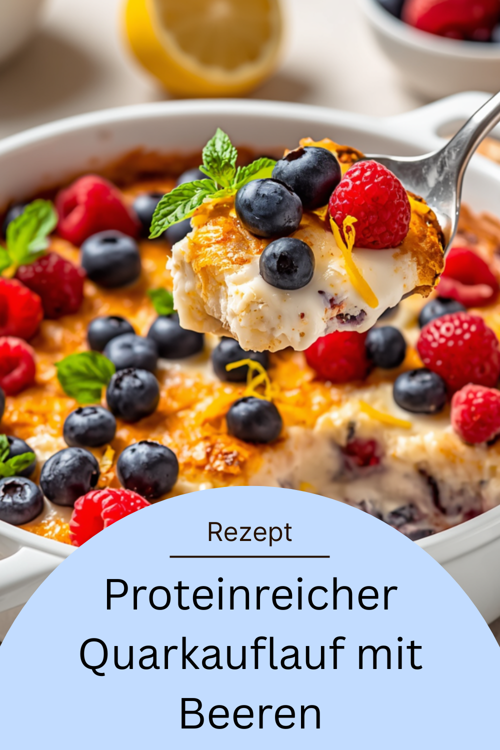 Kalorienarmer Quarkauflauf mit Beeren – Proteinreiches Fitness-Rezept aus dem Ofen